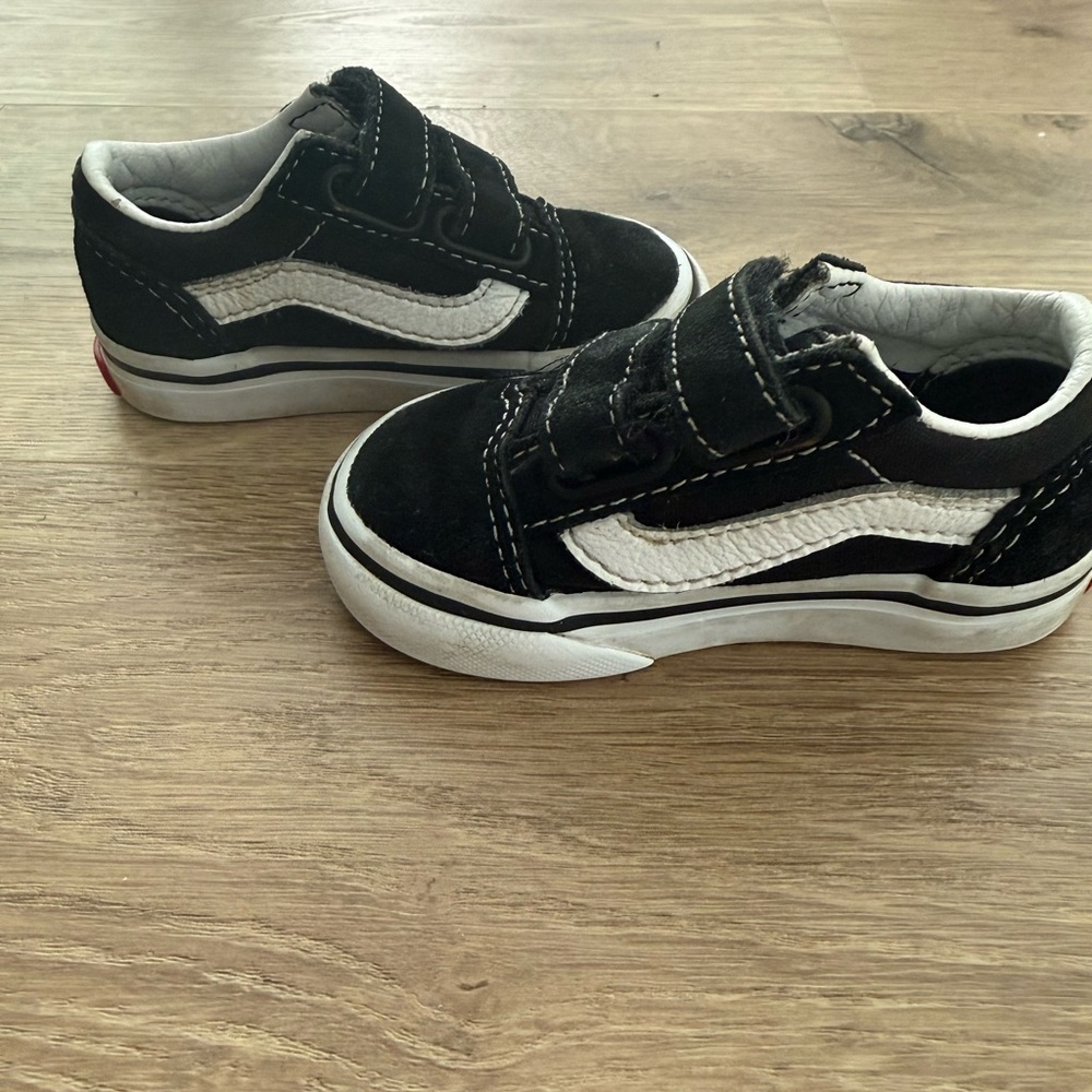 Vans Black and White Baby Walkers
Old skool v shoe